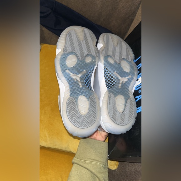 Size 9.5 - Air Jordan 11 Retro Low Cement Grey - Picture 6 of 8